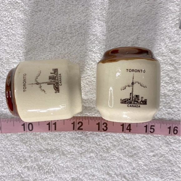 Vintage Ceramic Stoneware Tan Brown Toronto Canada Salt & Pepper Shakers - Picture 9 of 9